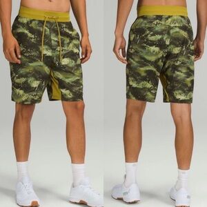 Lululemon T.H.E.‎ The Linerless Shorts 9" Mens Size Large Gold Printed Athletic